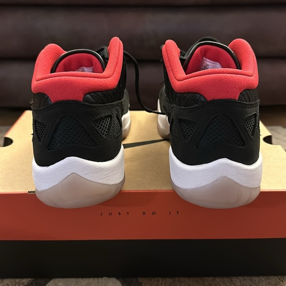 AIR JORDAN 11 RETRO LOW - Picture 5 of 9